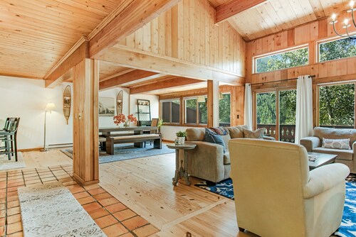 Private Hot Tub, 2 Living Rooms + Kitchen & Kitchenette - Pet Friendly!