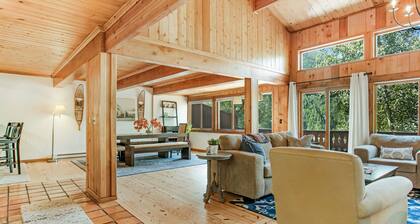 Private Hot Tub, 2 Living Rooms + Kitchen & Kitchenette - Pet Friendly!