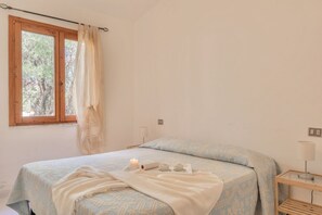 2 soverom, strykejern/-brett og sengetøy