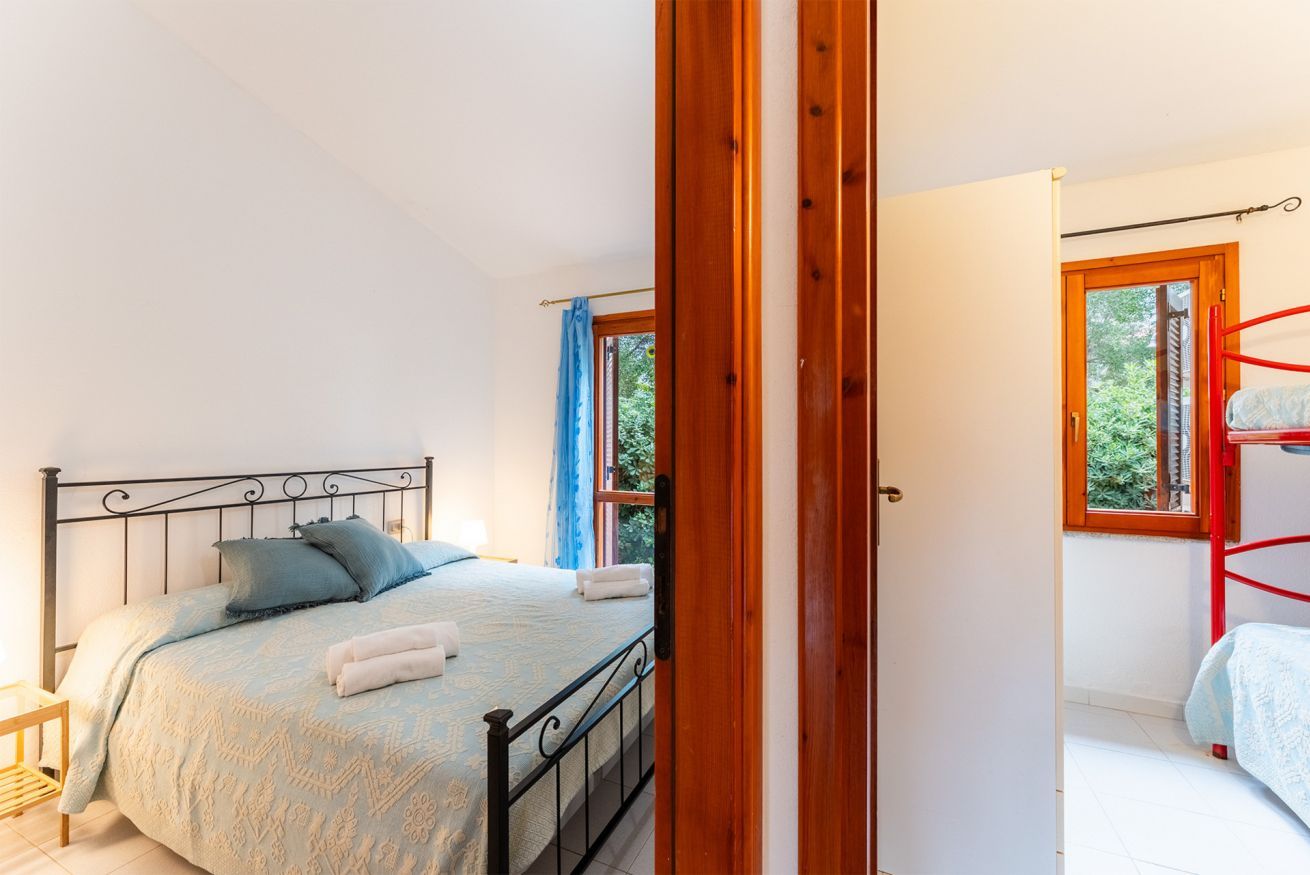 Une chambre à coucher avec un lit, une fenêtre et une porte.