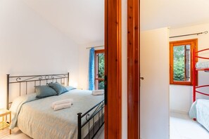 2 habitaciones, tabla de planchar con plancha y cuna de viaje 