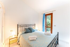 2 soverom, strykejern/-brett, reiseseng for barn og sengetøy