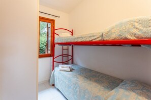 2 habitaciones, tabla de planchar con plancha y cuna de viaje 