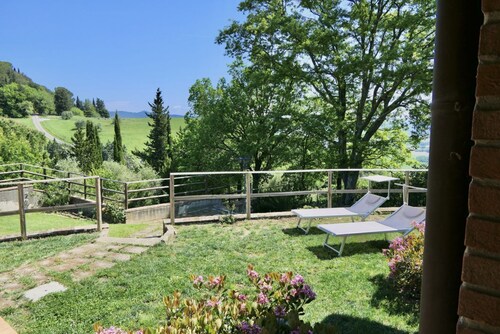 The Villetta Elena in a panoramic position, overlooking the hills and the village of Montescudaio, is located in a strategic position just 13 km from the beaches of Marina di Cecina. In the centre of Montescudaio, within walking distance (500m), there ar