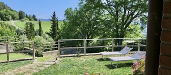 The Villetta Elena in a panoramic position, overlooking the hills and the village of Montescudaio, is located in a strategic position just 13 km from the beaches of Marina di Cecina. In the centre of Montescudaio, within walking distance (500m), there ar