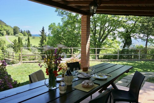 The Villetta Elena in a panoramic position, overlooking the hills and the village of Montescudaio, is located in a strategic position just 13 km from the beaches of Marina di Cecina. In the centre of Montescudaio, within walking distance (500m), there ar