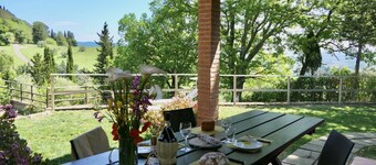The Villetta Elena in a panoramic position, overlooking the hills and the village of Montescudaio, is located in a strategic position just 13 km from the beaches of Marina di Cecina. In the centre of Montescudaio, within walking distance (500m), there ar