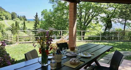 The Villetta Elena in a panoramic position, overlooking the hills and the village of Montescudaio, is located in a strategic position just 13 km from the beaches of Marina di Cecina. In the centre of Montescudaio, within walking distance (500m), there ar