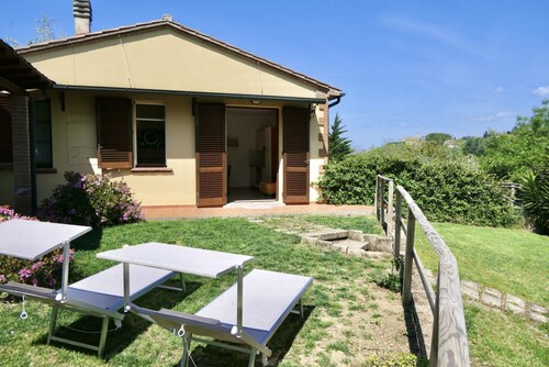 The Villetta Elena in a panoramic position, overlooking the hills and the village of Montescudaio, is located in a strategic position just 13 km from the beaches of Marina di Cecina. In the centre of Montescudaio, within walking distance (500m), there ar