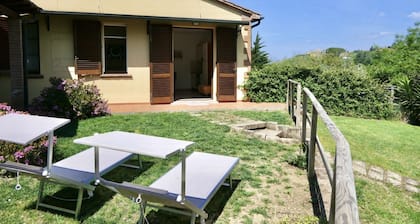 The Villetta Elena in a panoramic position, overlooking the hills and the village of Montescudaio, is located in a strategic position just 13 km from the beaches of Marina di Cecina. In the centre of Montescudaio, within walking distance (500m), there ar