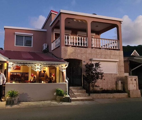 Chal's on the Boulevard! Beautiful 3 bedroom 2 bath!