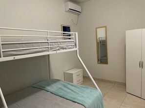 3 habitaciones, escritorio, tabla de planchar con plancha y wifi gratis 