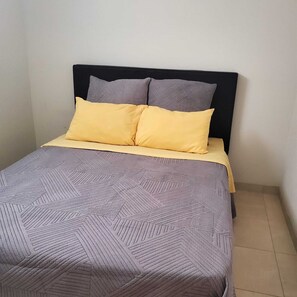 3 bedrooms, desk, iron/ironing board, free WiFi