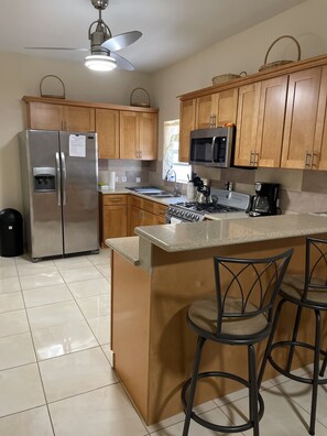 ثلاجة، ميكروويف، فرن، موقد طهي مسطح