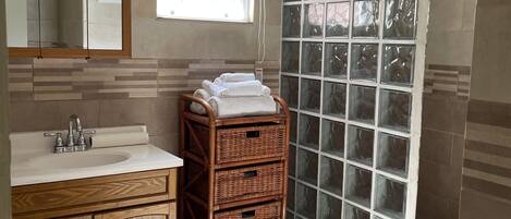 Douche, serviettes fournies, savon, shampooing