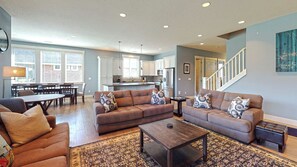TV, fireplace, DVD player - HUFF`S BEACH HOUSE at Gearhart Beach, 30 day stay required (Gearhart)