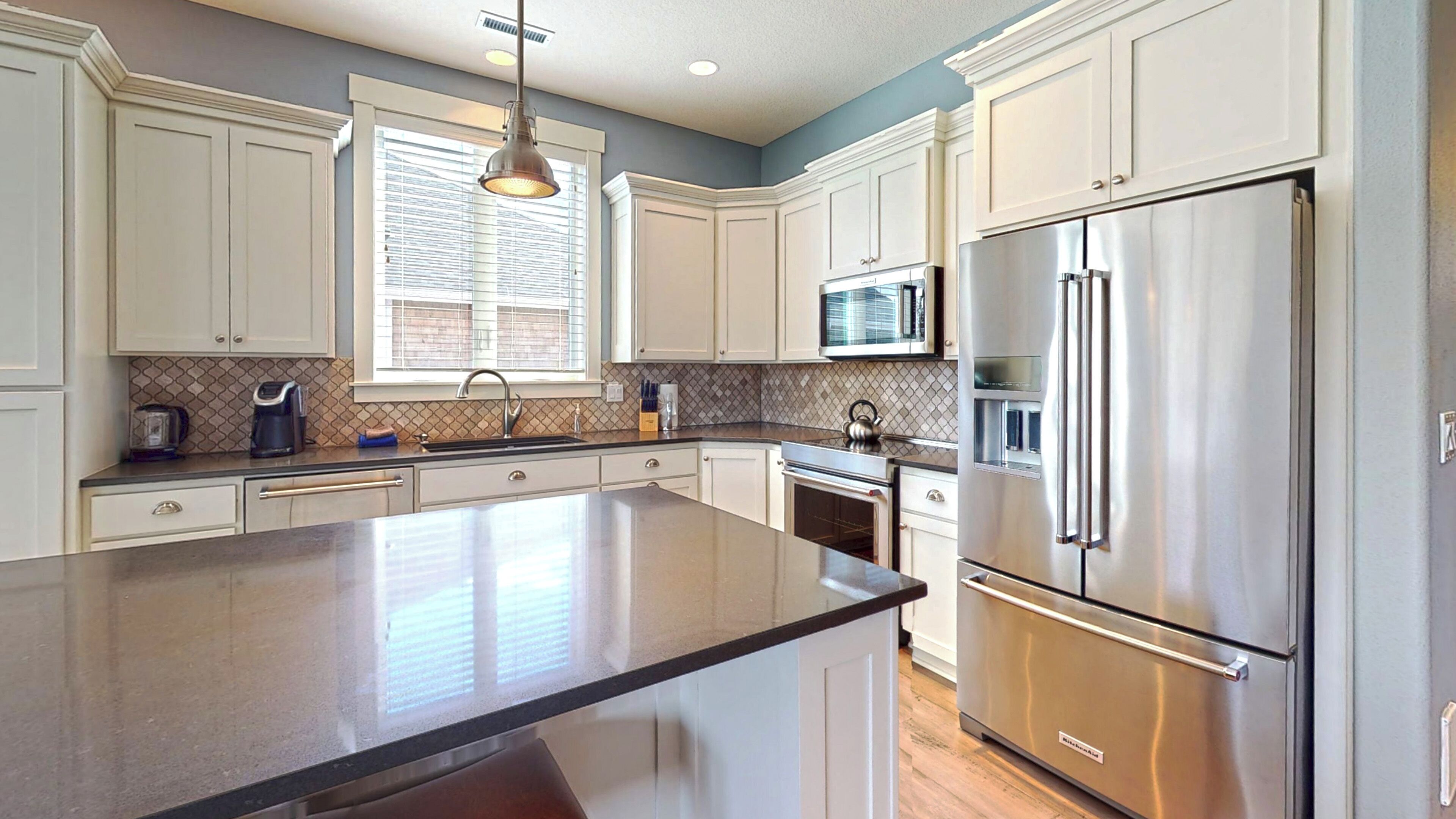 Jääkaappi, mikroaaltouuni, uuni, astianpesukone