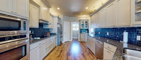 Kylskåp, mikrovågsugn, ugn och spishäll