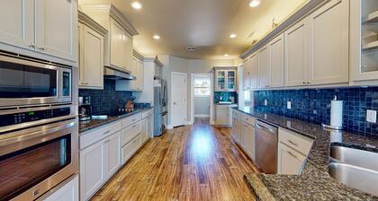 Private Pool, Golf Cart Included, Parking for 4 Vehicles