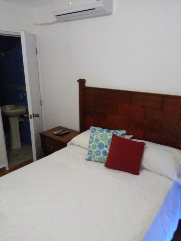 Standard Double or Twin Room | Bathroom