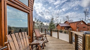 Terrace/patio - Log-Off Lodge - Pet Friendly | Outdoor Fireplace | Hot Tub (Blue Ridge)