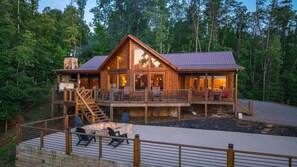 Terrace/patio - Log-Off Lodge - Pet Friendly | Outdoor Fireplace | Hot Tub (Blue Ridge)