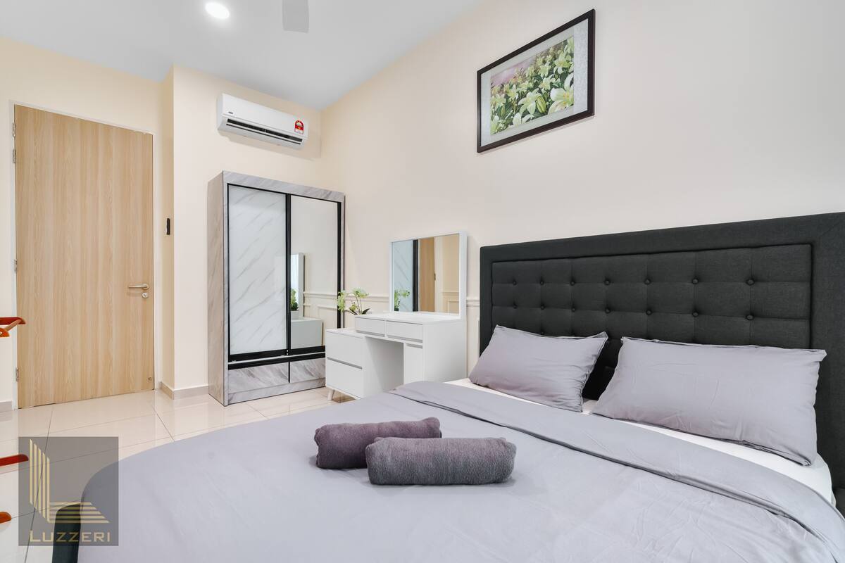 Une chambre moderne avec un grand lit, une coiffeuse et une armoire.