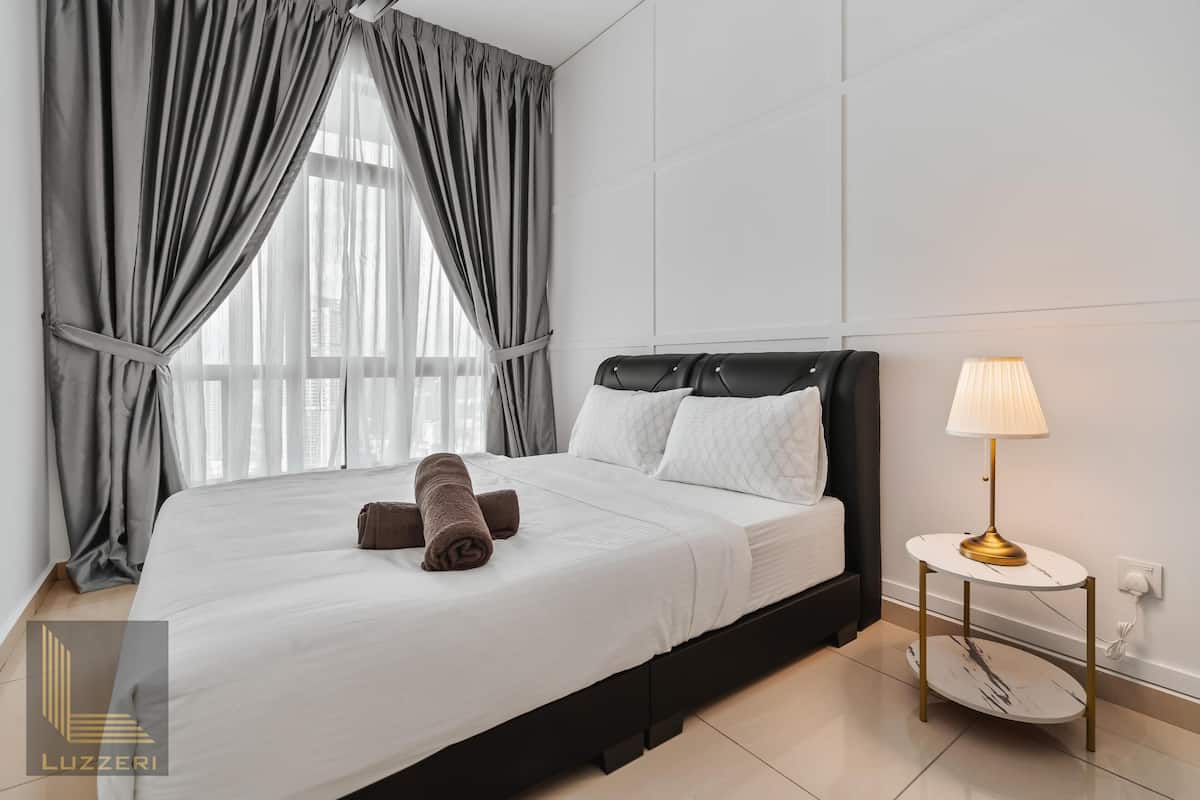 Standaard suite, 3 slaapkamers, uitzicht op stad | 3 slaapkamers, donzen dekbedden, verduisterende gordijnen