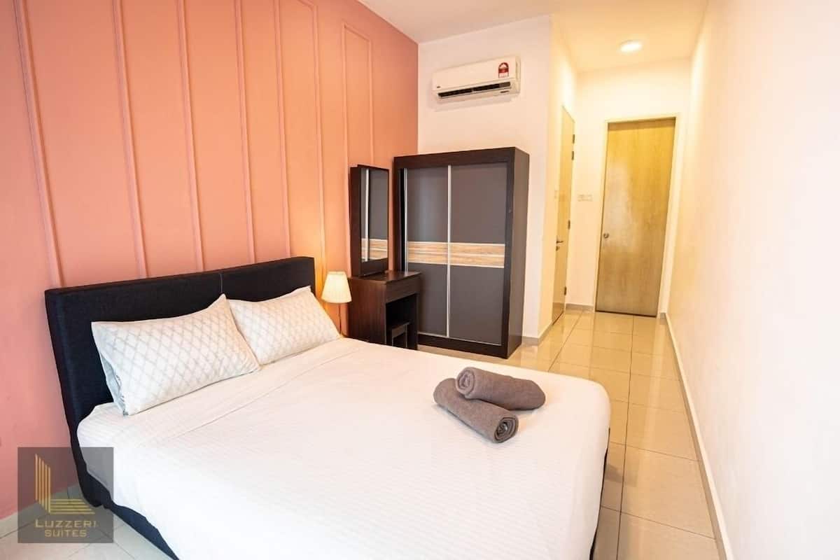 Une chambre d’hôtel équipée d’un lit, d’une armoire, d’un miroir et d’un appareil de climatisation.