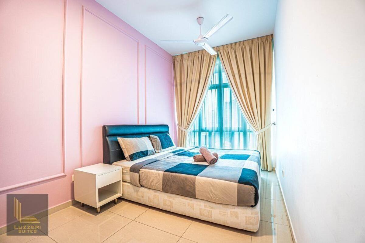 Une chambre à coucher avec un lit, une table de chevet et un ventilateur de plafond.