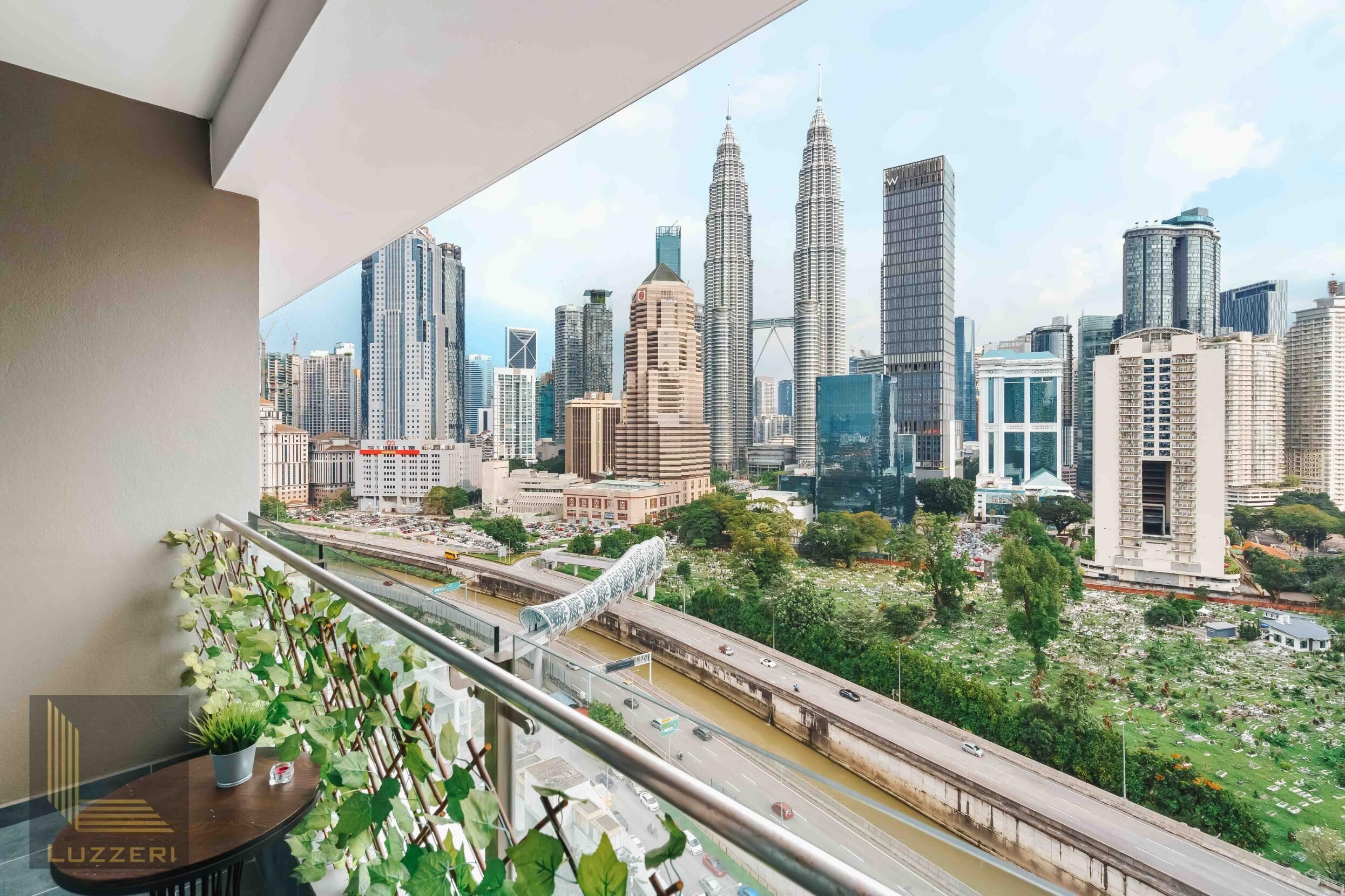 Suite Deluxe, 3 habitaciones, vista a la ciudad | Área de sala de estar