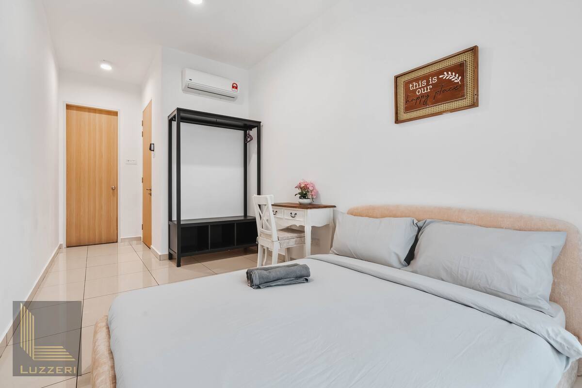 Une chambre à coucher comprenant un lit, un bureau, une chaise, une armoire et un climatiseur fixé au mur.