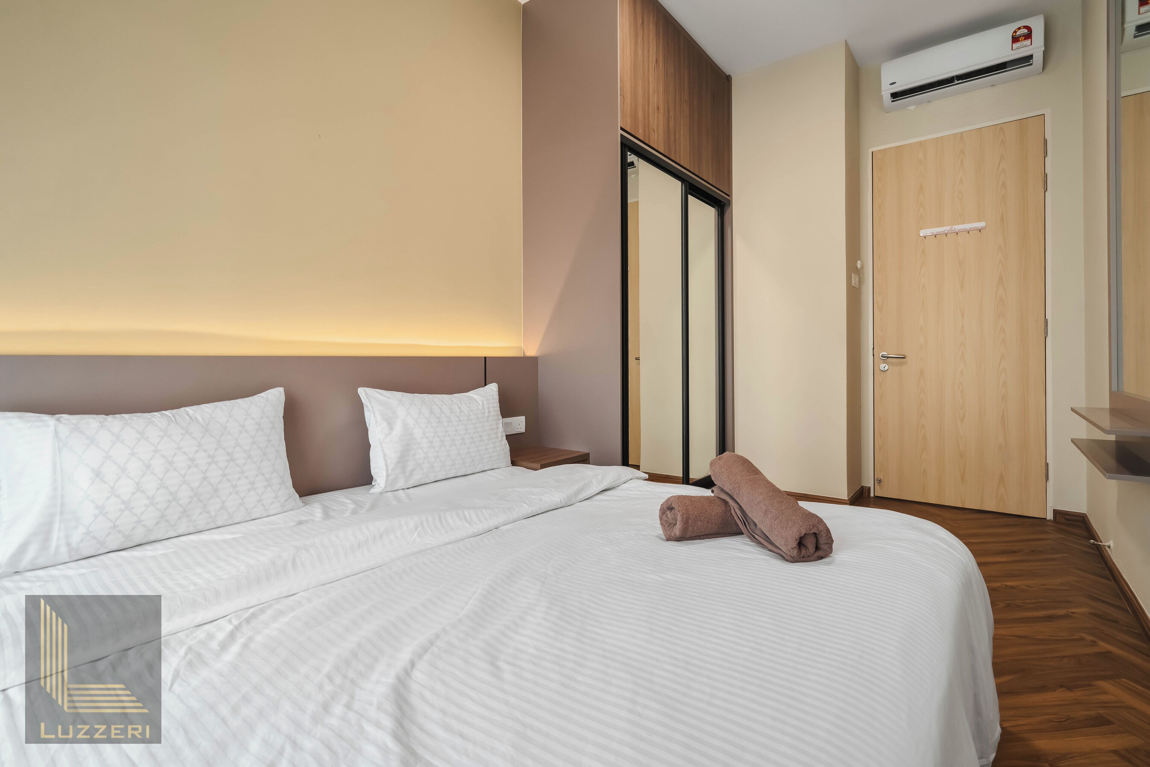 Suite de lujo | Edredón, decoración personalizada y muebles diferentes 