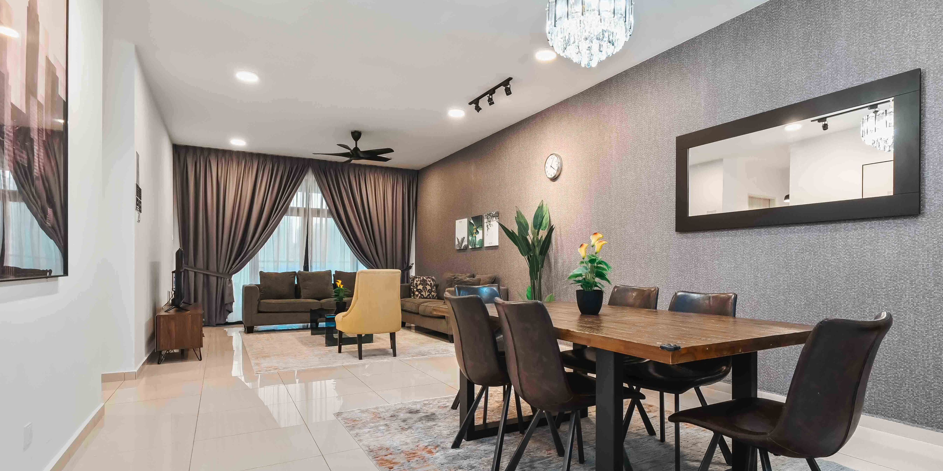 Una sala de estar moderna con un sofá, una mesa de centro y una mesa de comedor con sillas.