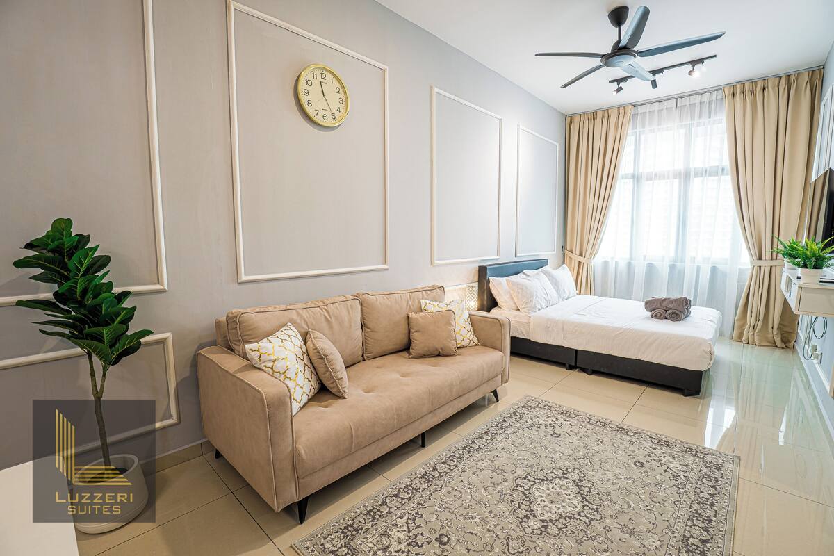 Basic Studio | Down duvets, individually decorated, individually furnished, desk