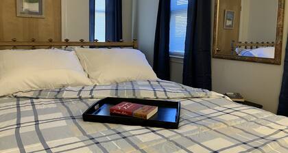 Cozy Newmarket Escape! Wine & WiFi! Full Kitchen!