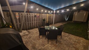 Outdoor dining - Lil Island Beach House Coastal Pet Friendly Escape w/ Patio & Private Beach (Jensen Beach)