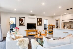 Smart TV, books - Wonderful River View - Brand New Home - 4 Bedrooms (Hamilton)