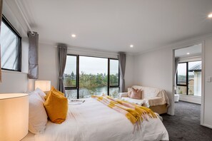 4 bedrooms, desk, soundproofing, iron/ironing board - Wonderful River View - Brand New Home - 4 Bedrooms (Hamilton)