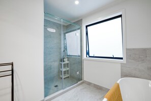 Ensemble douche/baignoire, sèche-cheveux, chaussons, serviettes fournies