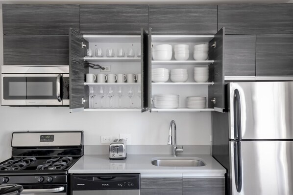 Fridge, microwave, oven, stovetop - Stunning South Loop 2BR nr L & Grant Park, by Blueground (Chicago)