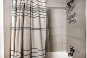 Secador de cabelo, toalhas de banho