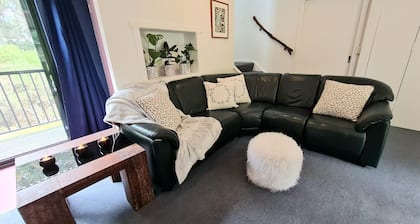 Family sized Forest cabin with outdoor bath, fire, only 50 minutes from Hobart