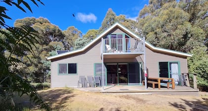 Family sized Forest cabin with outdoor bath, fire, only 50 minutes from Hobart