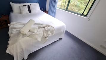 2 bedrooms, travel crib, bed sheets