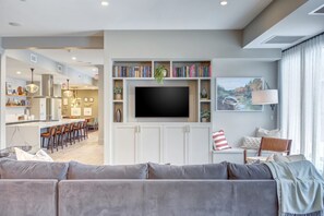 TV, stereo - Impeccable Elmhurst 1BR w/ Lounge, Pool & Gym nr Metra, by Blueground (Chicago)