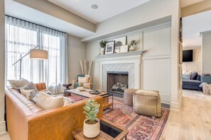 TV, stereo - Impeccable Elmhurst 1BR w/ Lounge, Pool & Gym nr Metra, by Blueground (Chicago)