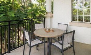 Outdoor dining - 15 minutes from Universal Orlando. Family size townhome and balcony. (Orlando)