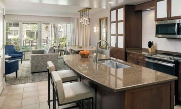 Private kitchen - 15 minutes from Universal Orlando. Family size townhome and balcony. (Orlando)