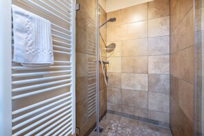 Shower, hair dryer - Holiday Apartment "Zwiesel" with Mountain View, Balcony & Wi-Fi (Wackersberg)